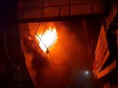 दिल्ली के गांधी नगर मार्केट में लगी भीषण आग, 21 फायर टेंडर मौके पर पहुंची 