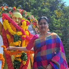 Gayathri Raguram : ரீல் மொட்டையா? ரியல் மொட்டையா? புது லுக்கை பகிர்ந்த காயத்ரி ரகுராம்!