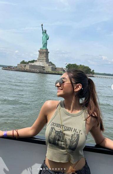 ਅਨੁਸ਼ਕਾ ਸੋਸ਼ਲ ਮੀਡੀਆ 'ਤੇ ਕਾਫੀ ਐਕਟਿਵ ਰਹਿੰਦੀ ਹੈ ਅਤੇ ਆਪਣੀਆਂ ਨਵੀਆਂ ਤਸਵੀਰਾਂ ਆਪਣੇ ਪ੍ਰਸ਼ੰਸਕਾਂ ਨਾਲ ਸ਼ੇਅਰ ਕਰਦੀ ਰਹਿੰਦੀ ਹੈ।