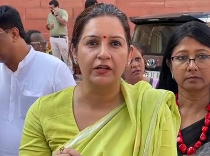 Monsoon Session Shiv Sena MP Priyanka Chaturvedi slams BJP on Rahul Gandhi Flying Kiss Row Flying Kiss Row: 'नफरत की आदत हो गई है, इसलिए मोहब्बत रास नहीं आ रही', राहुल गांधी की फ्लाइंग किस पर बोलीं प्रियंका चतुर्वेदी