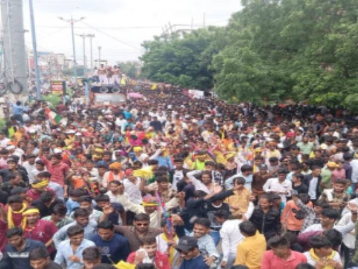 mp indore Tribals raised their voice through Maha Rally occasion of World Tribal Day ann World Tribal Day: इंदौर की सड़कों पर बड़ी संख्या में उमड़ा आदिवासियों का हुजूम, लालबाग से निकाला मार्च, जानें वजह