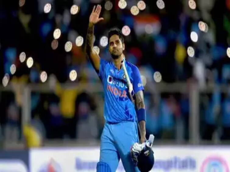 ind vs wi 3 t20 Suryakumar Yadav Complete fastest 100 Sixes In T20I full record list here Suryakumar Yadav: கெயில் சாதனை சமன்.. ஒரே போட்டியில் இத்தனை சாதனைகளா? மிரட்டிவிட்ட சூர்யகுமார் யாதவ்..!