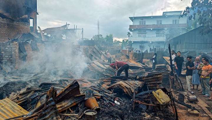 इसके बाद राहुल गांधी ने मणिपुर मुद्दे पर मोदी सरकार को घेरना शुरू कर दिया. उन्होंने कहा, 