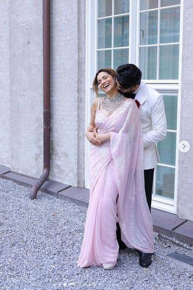 ਇਨ੍ਹਾਂ ਤਸਵੀਰਾਂ 'ਚ ਅੰਕਿਤਾ ਲੋਖੰਡੇ ਆਪਣੇ ਪਤੀ ਵਿੱਕੀ ਜੈਨ ਨਾਲ ਰੋਮਾਂਟਿਕ ਪੋਜ਼ ਦਿੰਦੀ ਨਜ਼ਰ ਆ ਰਹੀ ਹੈ।