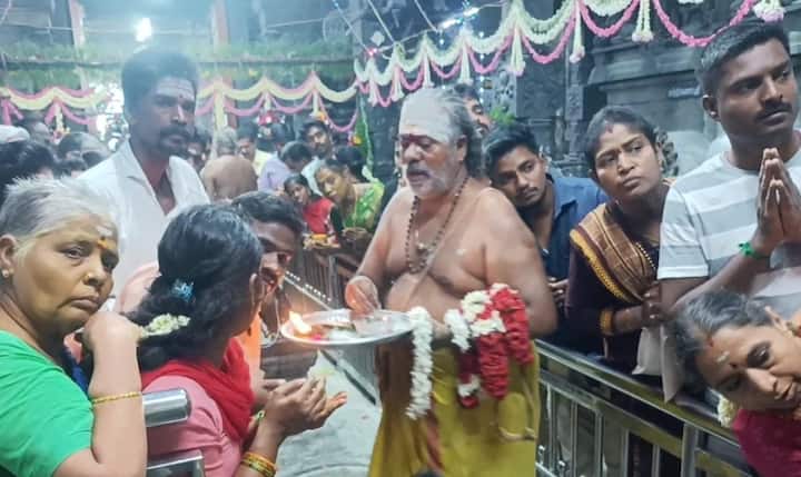 ஆடி கிருத்திகையை ஒட்டி குமரக்கோட்டம் முருகன் கோவிலில் காவடி எடுத்து, நீண்ட வரிசையில் காத்திருந்து சாமி தரிசனம் செய்யும் பக்தர்கள்.