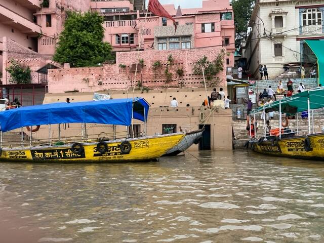 এখানে একাধিক স্টেশন রয়েছে। কিন্তু প্রধান স্টেশন বারণসী জংশন। এখান থেকে মূল বারাণসী অনেকটাই। স্টেশন থেকে অটো বা টোটো পাওয়া যাবে গোধূলিয়া চকে পৌঁছনোর জন্য। এটাই মূল কেন্দ্র। গোধূলিয়া চকের কাছেই রয়েছে দশাশ্বমেধ ঘাট। কিন্তু অটো বা টোটো গোধূলিয়া চক পর্যন্তই যায়। শ্রাবণ মাসে পর্যটকদের ভিড় বেশি হয় বলে গোধূলিয়া চকের আরও একটু আগে নামিয়ে দেবে গাড়ি। বাকি রাস্তাটা হেঁটেই যেতে হবে। গোধূলিয়া চক পেরিয়ে রাস্তা সোজা যাচ্ছে দশাশ্বমেধ ঘাটের দিকে। সেই রাস্তার দুপাশে অসংখ্য হোটেল এবং দোকানপাট। সেই রাস্তায় উপরেই পড়বে কাশী বিশ্বনাথ মন্দিরের সিংহদুয়ার।