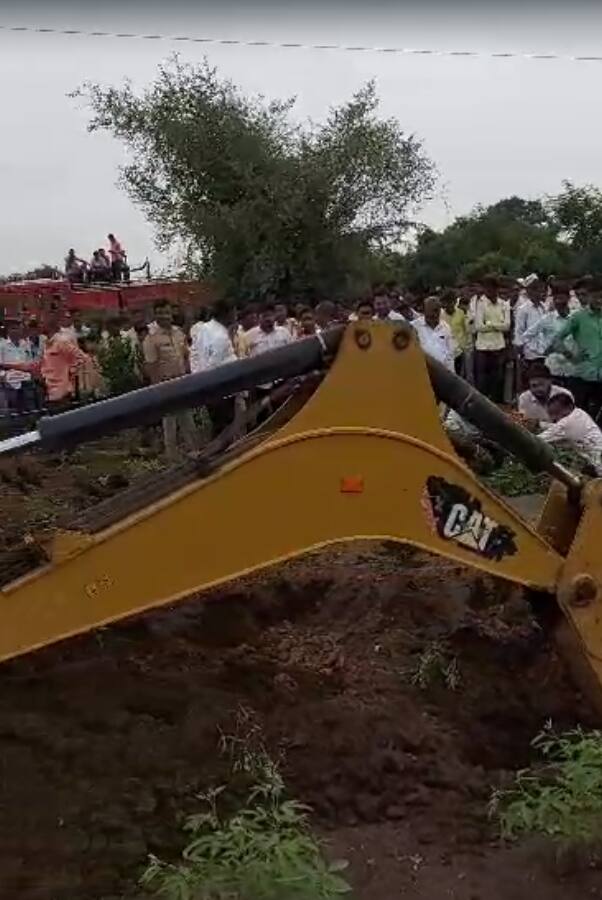 मुलगा देखील याला प्रतिसाद देतोय, घटनास्थळी मोठ्या प्रमाणावर गर्दी जमली आहे!