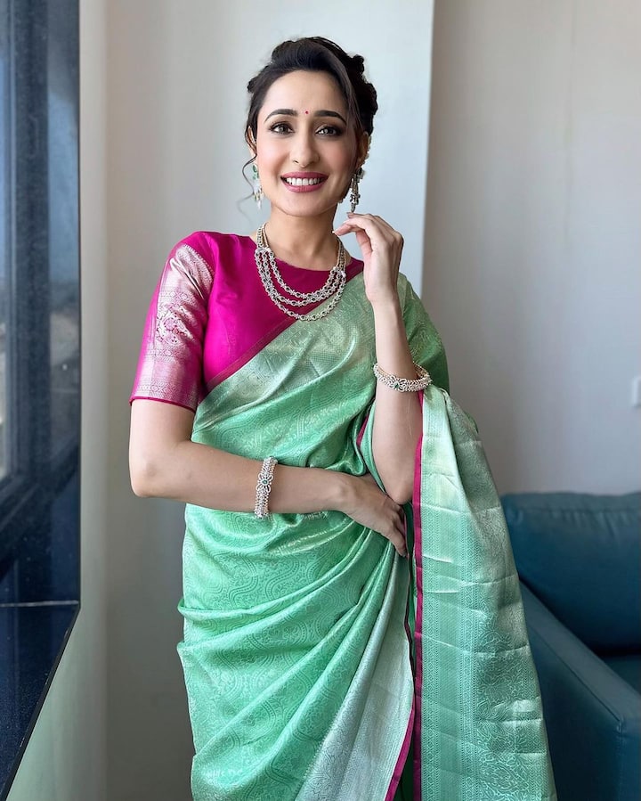 నెల్లూరులో ప్రముఖ షాపు ఓపెనింగ్ కోసం ఇలా అందంగా రెడీ అయ్యింది.   Image Credit: Pragya Jaiswal/ Instagram