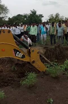 Parbhani : परभणीत 4 वर्षांचा मुलगा बोअरवेलच्या खड्ड्यात पडला! बाहेर काढण्यासाठी  शर्थीचे प्रयत्न सुरू!
