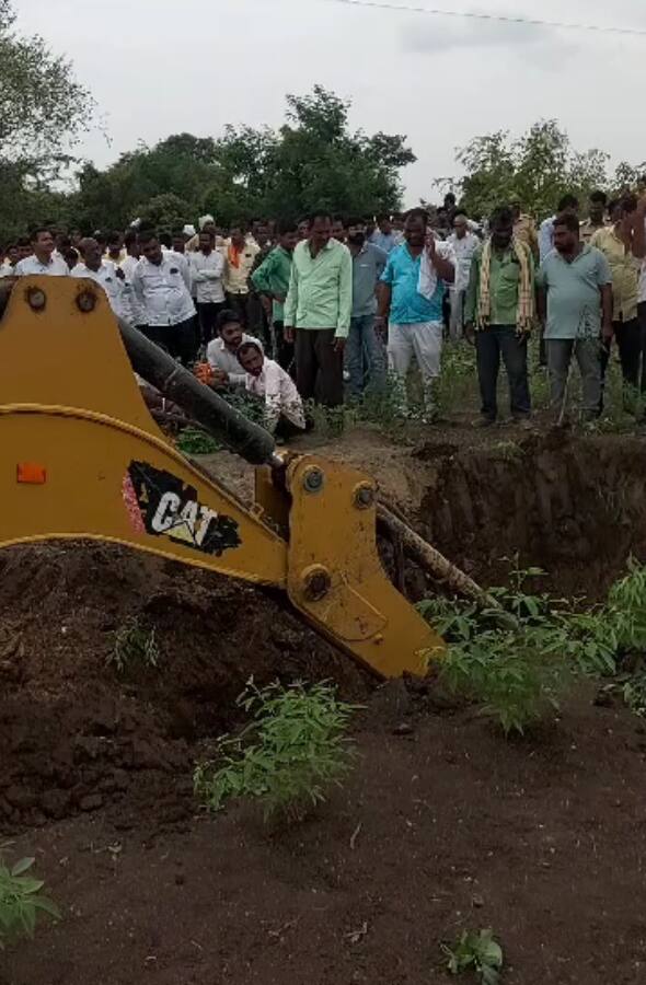 आई सोबत शेतात खुरपणीसाठी गेलेल्या चार वर्षाचा मुलगा शेतातील बोअरवेल साठी खोदलेल्या खड्ड्यामध्ये पडल्याची प्राथमिक माहिती आहे