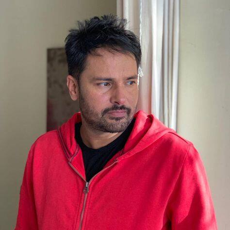 ਅਮਰਿੰਦਰ ਗਿੱਲ ਉਨ੍ਹਾਂ ਬਹੁਤ ਹੀ ਘੱਟ ਗਾਇਕਾਂ ਵਿੱਚੋਂ ਹਨ, ਜੋ ਪਹਿਲੀ ਹੀ ਐਲਬਮ ਤੋਂ ਸਟਾਰ ਬਣੇ ਹੋਣ। ਪਰ ਅਮਰਿੰਦਰ ਗਿੱਲ ਆਪਣੇ ਪਹਿਲੇ ਹੀ ਸਟੇਜ ਸ਼ੋਅ ਤੋਂ ਸੁਪਰਸਟਾਰ ਬਣ ਗਏ ਸੀ।