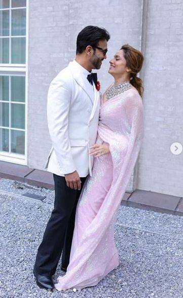 ਵਿੱਕੀ ਜੈਨ ਵੀ ਫਾਰਮਲ ਕੱਪੜਿਆਂ ਵਿੱਚ ਡੈਸ਼ਿੰਗ ਨਜ਼ਰ ਆ ਰਹੇ ਹਨ।