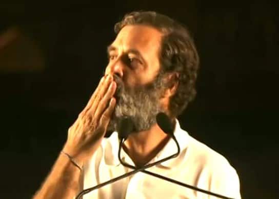 Did Rahul Gandhi Blow A Flying Kiss In Lok Sabha What Congress Said in this matter Flying Kiss: ராகுல் காந்தி ஃப்ளையிங் கிஸ் கொடுத்தது உண்மை.. ஆனா யாருக்கு கொடுத்தாரு தெரியுமா? நாடாளுமன்றத்தில் நடந்தது என்ன?