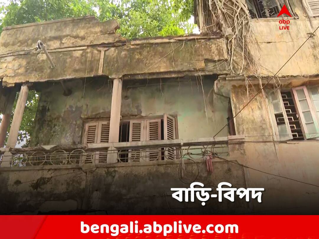 Kolkata, Part of a house collapsed on top of a car in Lake Gardens, panic in area Kolkata: কলকাতার বুকে হঠাৎ ভেঙে পড়ল বাড়ি! অল্পের জন্য এড়াল বিপদ