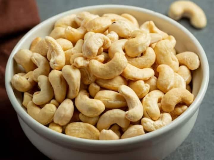 काजू में भरपूर मात्रा में फाइबर पाया जाता है. जिन लोगों को कब्ज की समस्या रहती है उन्हें ये बता दें कि काजू खाने से इसकी समस्या को दूर किया जा सकता है. काजू के सेवन से ना सिर्फ डायजेस्टिव सिस्टम तंदुरुस्त रहता है बल्कि पेट की समस्याओं से दूर रह सकते हैं. ऐसे में खाली पेट काजू खाना कब्ज से राहत पाने के लिए एक सही ऑप्शन हो सकता है.