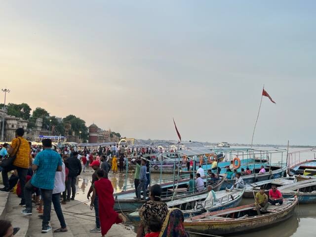 একদিকে বয়ে চলেছে গঙ্গা। তার পাড়ে বিশ্বনাথের বাসস্থান। তাঁর পাশেই দেবী অন্নপূর্ণার অধিষ্ঠান। উত্তর ভারতের এই জনপদ বহু প্রাচীন। বয়ে যাওয়া সময়ের অভিঘাতে চেহারা বদলেছে, কিন্তু এখনও মাহাত্ম্যে একই রয়ে গিয়েছে কাশী-বারণসী।