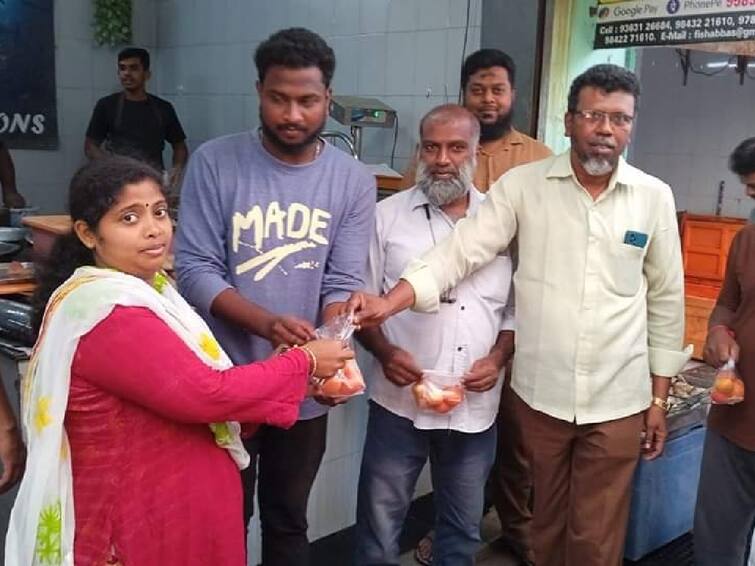Coimbatore Free Tomato for Fish Purchase Fish Seller 2 Days Offer TNN Free Tomato: மீன் வாங்கினால் தக்காளி இலவசம்; கோவையில்  2 நாட்களுக்கு ஆஃபர் தந்த மீன் கடைக்காரர்