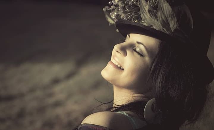 নিজেকে খুব ভাল করে চেনেন ধনু রাশির জাতকরা। বাইরের লোকজনকে বিশেষ গুরুত্ব দেওয়ার পক্ষপাতী নন এঁরা। নিজের মর্জিতে বাঁচায় বিশ্বাসী হন।