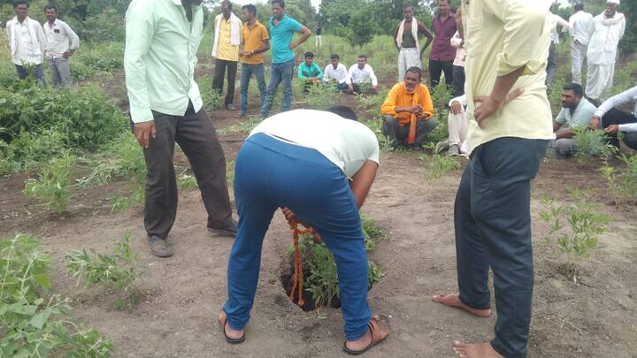परभणीच्या मानवत तालुक्यातील उक्कलगाव या परिसरातील ही घटना आहे खड्ड्यात पडलेल्या मुलाचे सोहम उक्कलकर असे नाव आहे
