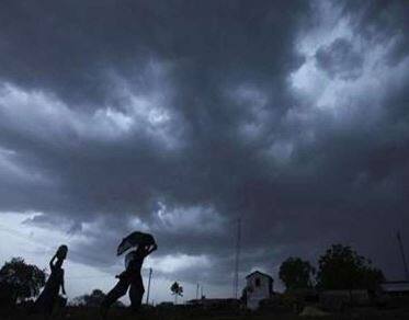 शेतकऱ्यांना काय मदत करता येईल यावर सरकार विचार करत असल्याचं मत राज्याचे महसूल मंत्री राधाकृष्ण विखे पाटील (Radhakrishna Vikhe Patil) यांनी व्यक्त केलं.