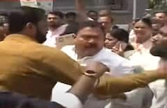 Pune News : कॉंग्रेस नेते अन् नागरिक एकमेकांवर भिडले; पुणे महापालिकेसमोर नक्की काय घडलं?