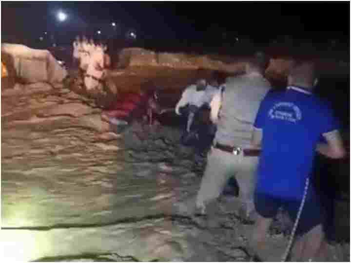 Uttarakhand News: भारी बारिश के बाद नदी के बहाव में फंसे कई लोग, दून पुलिस ने किया रेस्क्यू Uttarakhand Dehradun police rescue many people trapped in river flow after heavy rains ANN Uttarakhand News: भारी बारिश के बाद नदी के बहाव में फंसे कई लोग, दून पुलिस ने किया रेस्क्यू