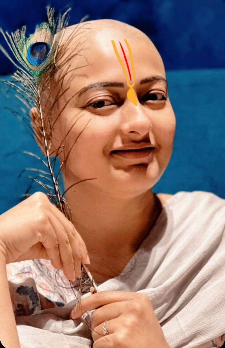 மொட்டை அடித்து, நாமம் போட்டு இருக்கும் காயத்ரி ரகுராம் , திருப்பதி, ஓம் நமோ நாராயணா என்ற ஹாஷ்டாகுடன் தனது லேட்டஸ்ட் புகைப்படத்தை பகிர்ந்துள்ளார்.