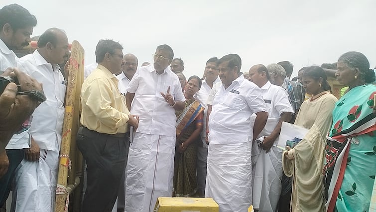 AIADMK MLAs stopped the work and insisted to the officials that toll booth should not be constructed near Papriprettipatti on the Salem-Vaniambadi National Highway TNN இங்கு சுங்கச்சாவடி அமைக்க கூடாது - பாப்பிரெட்டிப்பட்டி அருகே பணியை தடுத்து நிறுத்திய அதிமுக எம்எல்ஏக்கள்