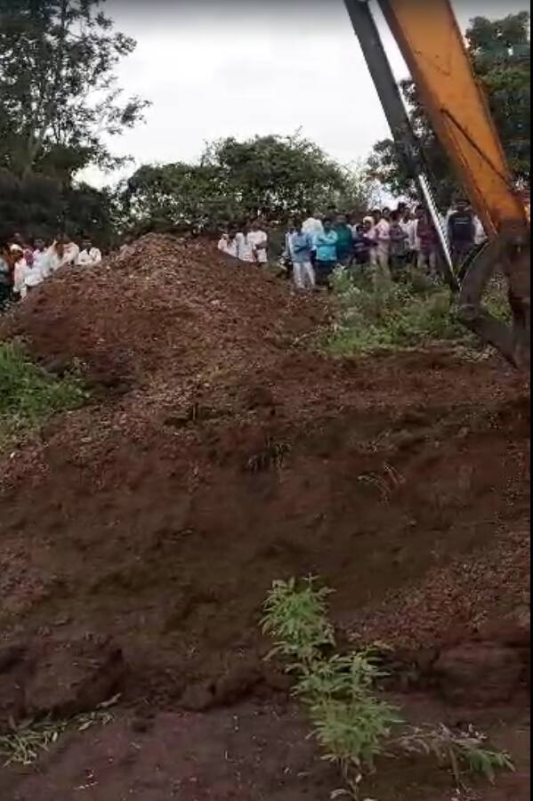 मुलाला खड्ड्यातून काढायचे शर्तीचे प्रयत्न प्रशासनाकडून सुरू आहेत, बोरवेलच्या खड्ड्याच्या शेजारी मोठ्या प्रमाणावर जेसीबीने खोदकाम सुरू आहे