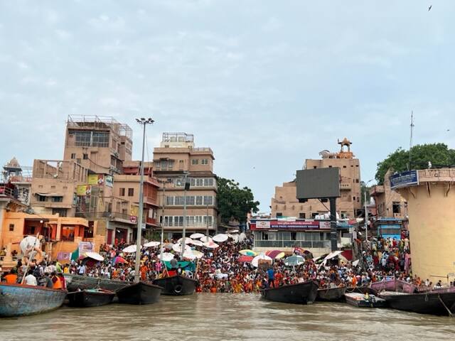 সম্প্রতি কাশী বিশ্বনাথ মন্দির চত্বর ঢেলে সাজানো হয়েছে। নতুন একাধিক ভবন তৈরি হয়েছে। অনেক বড় করে তৈরি করা হয়েছে ৪ নম্বর গেট। এই মন্দির লাগোয়াই রয়েছে জ্ঞানবাপী মসজিদ। কড়া নিরাপত্তা রয়েছে গোটা চত্বর জুড়ে।  কাশী বিশ্বনাথ মন্দিরের পাশেই রয়েছে দেবী অন্নপূর্ণার মন্দির।