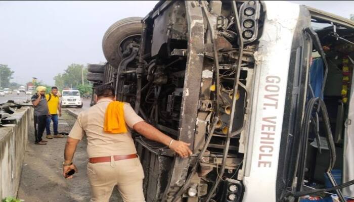 Bus Accident of passengers overturned from the flyover in Jalandhar ਜਲੰਧਰ 'ਚ ਫਲਾਈਓਵਰ ਤੋਂ ਪਲਟੀ ਯਾਤਰੀਆਂ ਨਾਲ ਭਰੀ ਬੱਸ , ਜਾਨੀ ਨੁਕਸਾਨ ਤੋਂ ਬਚਾਅ