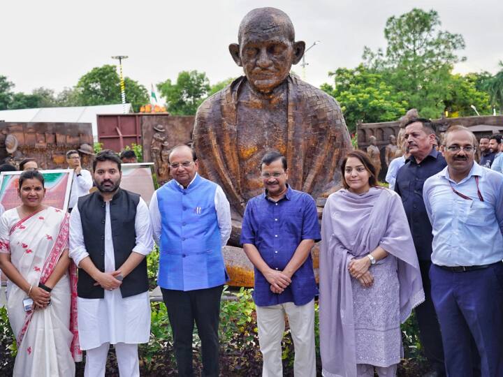 Delhi LG Vinai Kumar Saxena and CM Arvind Kejriwal Lays Foundation Stone Of Azadi Ka Amrit Mahotsav Park ANN Azadi Ka Amrit Mahotsav Park: दिल्ली को एक और तोहफा! 250 टन कबाड़ से बने 'आजादी का अमृत महोत्सव पार्क' का LG-CM ने किया उद्घाटन
