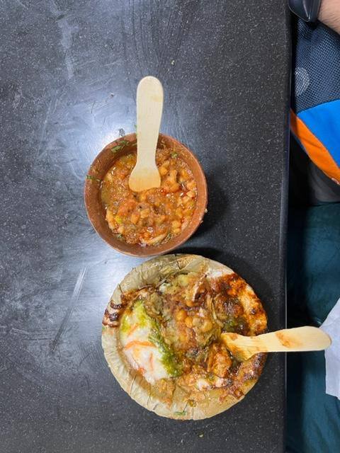 প্রাচীন এই জনপদ কিন্তু খাবারের জন্যও বিখ্যাত। এখানে সাধারণত নিরামিষ খাবারই মিলবে। গোধূলিয়া মোড়ের আশেপাশে কিছু ভাল রেস্তরাঁ রয়েছে। রয়েছে বেশ কিছু খাবারের দোকান। কাশী-বারাণসীর খাবার বললেই প্রথমেই মনে পড়ে পেঁড়ার কথা। এখানে রকমারি পেঁড়া পাওয়া যায়। বিশ্বনাথ মন্দিরের সিংহদ্বার দিয়ে ঢুকেই বিশ্বনাথ গলিতে রয়েছে পরপর কটি মিষ্টির দোকান। সেখানেই মিলবে পেঁড়া থেকে শুরু করে রকমারি জিভে জল আনা মিষ্টি। বেনারসের রাবড়িও বিখ্যাত, সারা বারাণসীতে একাধিক দোকানে রাবড়ি পাওয়া যায়। বিশ্বনাথ গলিতে ঢুকেই বাঁ দিকে একটি দোকান রয়েছে। অতি সাধারণ দোকানটির রাবড়ি এবং লস্যি অসাধারণ স্বাদের। বেনারসের কথা আসবে কিন্তু পানের কথা আসবে না এমন তো হবেই না। এখানে কোণে কোণে ছড়িয়ে রয়েছে একাধিক পানের দোকান। সেখান থেকে পছন্দের কোনও পান চেখে দেখাই যায়। এখানে মেলে দুরন্ত সব চাটও। গোধূলিয়া মোড়ের কাছেই কাশী চাট সেন্টার বলে একটি দোকানের কথা নানা জায়গায় মেলে। সেখানে পাওয়া যায় নানা ধরনের মুখরোচক চাট আর শেষপাতে থাকতেই পারে কুলফি।