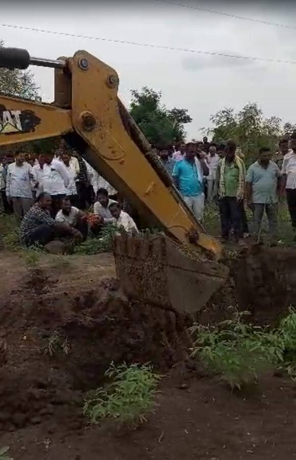 दुपारी बारा वाजल्यापासून सोहम या बोरवेलमध्ये पडलाय दहा ते पंधरा फुटांवर सोहम अडकला असून गावकरी त्याच्या संपर्कात आहेत