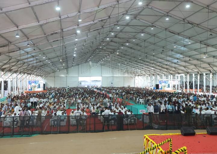 તાપીમાં યોજાયેલા કાર્યક્રમમાં મોટી સંખ્યામાં લોકો ઉપસ્થિત રહ્યા હતા.