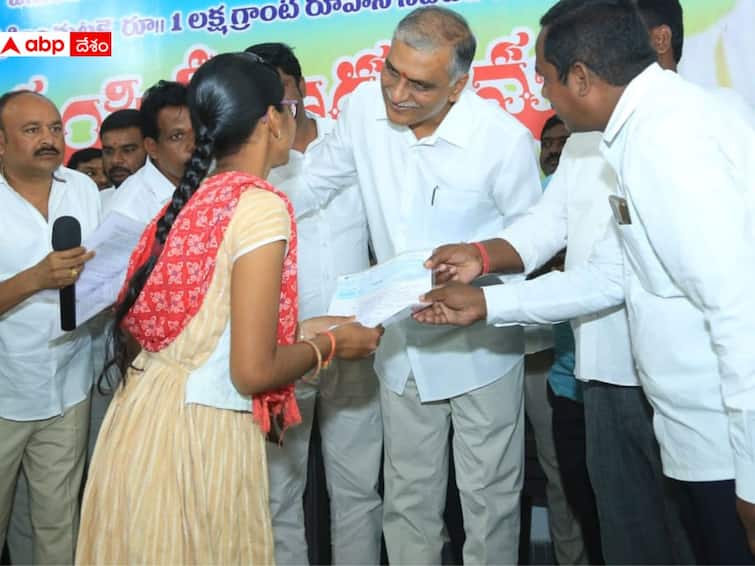 Telangana Minister Harish Rao Distributes 1 lakh cheque to 200 members of BC Bandhu Scheme in Siddipet Harish Rao: సిద్దిపేటలో 200 మందికి రూ.1 లక్ష చెక్కులు అందజేసిన మంత్రి హరీశ్‌ రావు