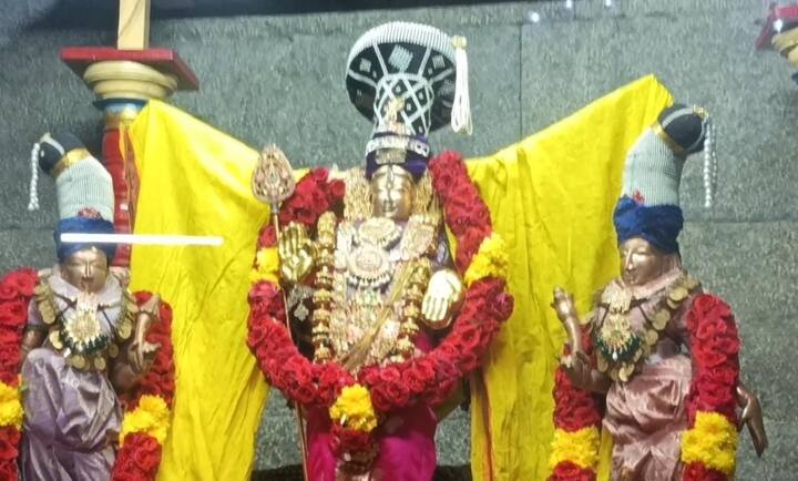 குமரக்கோட்டம் முருகன் கோவிலில் வள்ளி, தேவயானையுடன் ராஜ அலங்காரத்தில் காட்சியளிக்கும் உற்சவர் முருகன்.