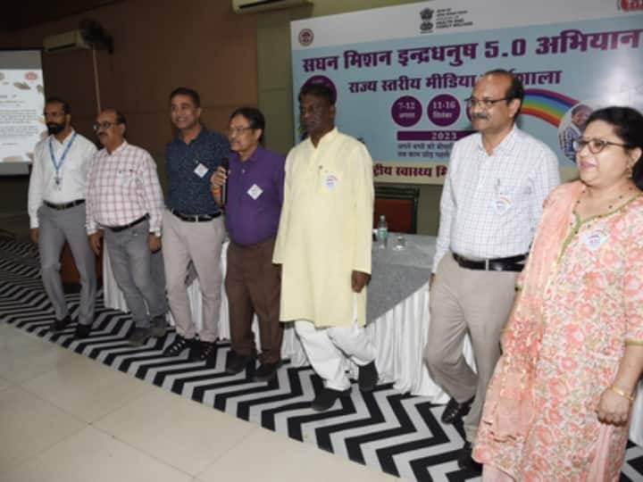 MP Health Minister Dr Prabhuram Chaudhary Stands on One leg to promote Polio Vaccination Awareness MP News: ...जब एक पैर पर खड़े हुए मध्य प्रदेश के मंत्री, दिल जीत लेगी उनकी कोशिश, जानें क्या थी वजह