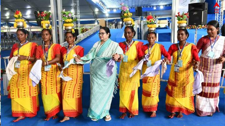 ঝাড়গ্রামে বিশ্ব আদিবাসী দিবস উদযাপন করলেন মুখ্যমন্ত্রী মমতা বন্দ্যোপাধ্যায়।