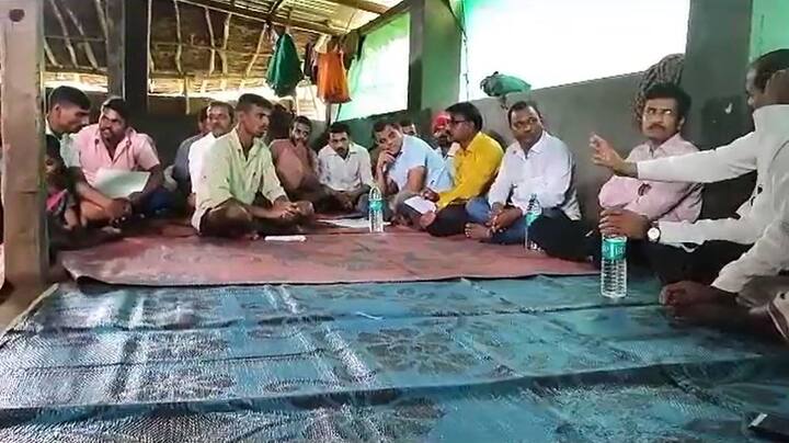 या पंधरा कुटुंबात साधारण ऐंशी व्यक्ती राहतात तर शंभरच्या आसपास दुभती जनावरं आहेत. पावसाचा जोर वाढला की या सर्वांची झोप उडून जाते. म्हणूनच मंगळवारी प्रशासनाने पुन्हा एकदा जाऊन प्रत्यक्ष पाहणी केली अन संभाव्य धोका टाळण्यासाठी तात्पुरते पुनर्वसन तातडीनं करण्याची गरज असल्याचं नमूद केलं.