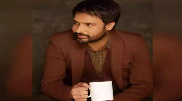 Amrinder Gill Struggle: ਅਮਰਿੰਦਰ ਗਿੱਲ ਬਾਰੇ ਕਿਹਾ ਜਾਂਦਾ ਹੈ ਕਿ ਉਹ ਇੰਡਸਟਰੀ ਦੇ ਸਭ ਤੋਂ ਡਾਊਨ ਟੂ ਅਰਥ ਸਟਾਰਜ਼ 'ਚੋਂ ਇੱਕ ਹਨ। ਗਾਇਕੀ ਦੇ ਖੇਤਰ 'ਚ ਕਦਮ ਰੱਖਣ ਤੋਂ ਪਹਿਲਾਂ ਗਿੱਲ ਕੋਅਪਰੇਟਿਵ ਬੈਂਕ 'ਚ ਮੈਨੇਜਰ ਦੀ ਨੌਕਰੀ ਕਰਦੇ ਸੀ।