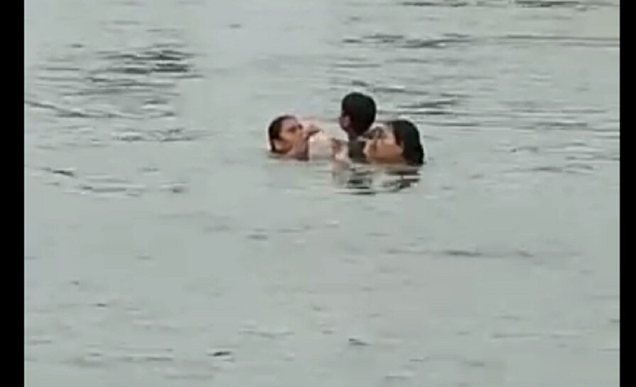 Video: ભાવનગરમાં નદીના ધસમસતા પ્રવાહમાં તણાઇ રહ્યો હતો 12 વર્ષનો બાળક, જીવની ચિંતા કર્યા વિના મહિલાએ ઝંપલાવ્યું ને...