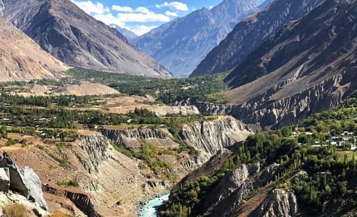 পাকিস্তানের উত্তর-পশ্চিমের খাইবার পাখতুনখোয়া অঞ্চলে, তোরখাম সীমান্তের কাছে অবস্থিত ছোট্ট শহর লান্দি কোটাল। সেখানেই শিকল পরা অবস্থায় দাঁড়িয়ে রয়েছে বটগাছটি। সেটি এলাকার মানুষের কাছে ঔপনিবেশিক শোষণের প্রতীক হয়ে উঠেছে।