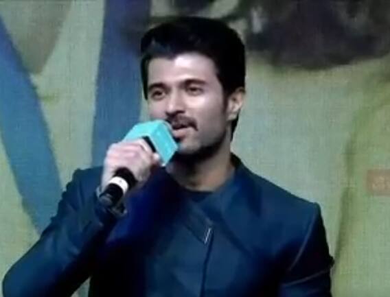 Vijay Deverakonda Funny Hindi Speech: హిందీలో మాట్లాడటానికి ఇబ్బందిపడ్డ విజయ్, హెల్ప్ చేసిన శివ