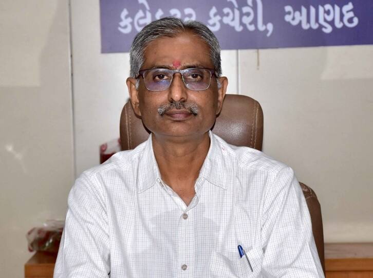 Anand Collector IAS D.S. Gadhvi suspended know who gives additional charge આણંદના કલેકટર ડી.એસ.ગઢવીને સરકારે કર્યા સસ્પેન્ડ, જાણો શું છે મામલો