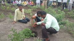 Parbhani : परभणीत 4 वर्षांचा मुलगा बोअरवेलच्या खड्ड्यात पडला! बाहेर काढण्यासाठी  शर्थीचे प्रयत्न सुरू!