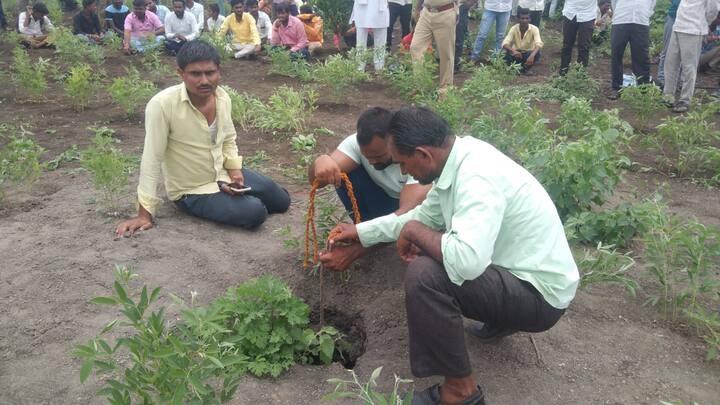 परभणी येथील 4 वर्षाचा मुलगा बोअरवेलच्या खड्ड्यात पडला आहे