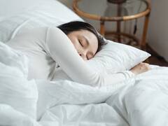 तुम्हाला पण दिवसा खूप झोप येते? जाणून घ्या ओव्हर स्लिपिंग संबंधित काही खास टिप्स...