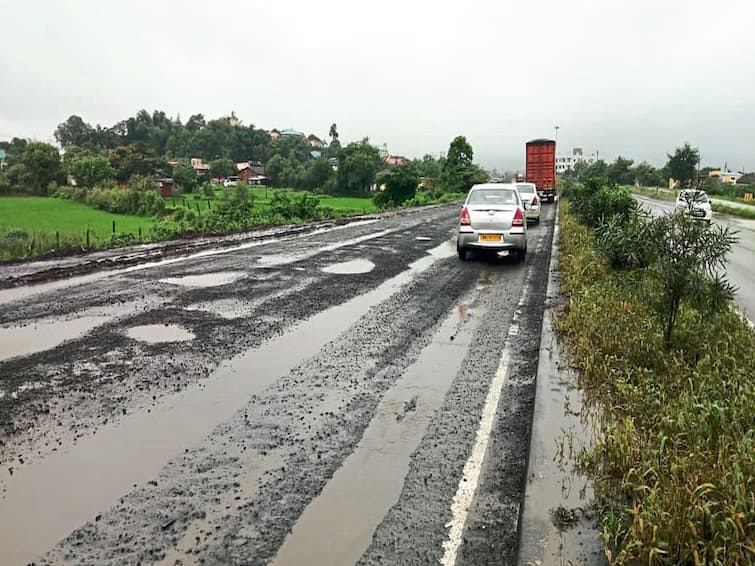 Nashik entrepreneurs lose lakhs of rupees due to potholes on Nashik-Mumbai highway Nashik-Mumbai Highway : नाशिक-मुंबई महामार्गावरील खड्ड्यांमुळे लाखों रुपये पाण्यात, उद्योजक निखिल पांचाल यांच्यासोबत काय घडलं? 