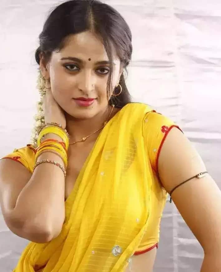 બીજી તરફ અનુષ્કાની ફીની વાત કરીએ તો દરેક ફિલ્મમાં પોતાના શ્રેષ્ઠ અભિનયથી ધૂમ મચાવનાર અનુષ્કા 4 થી 5 કરોડ રૂપિયાની તગડી ફી લે છે
